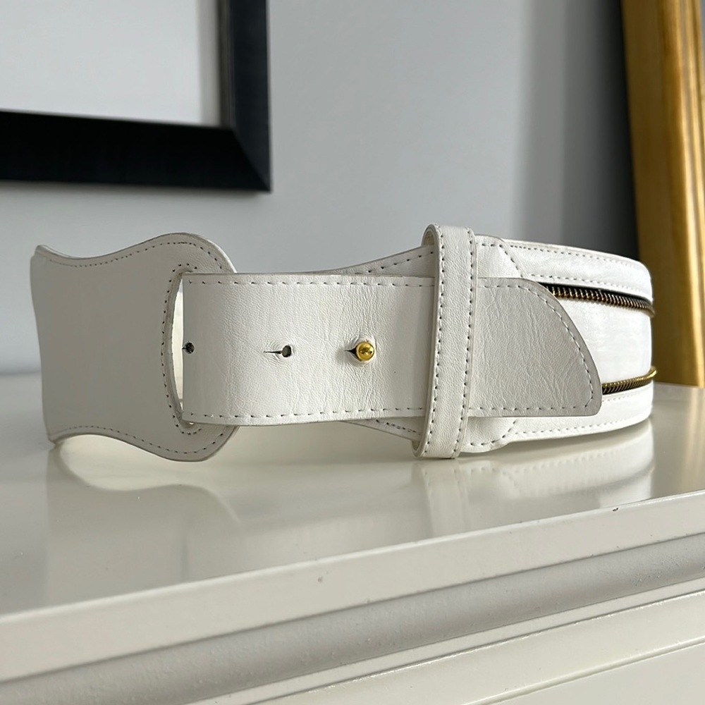 A gorgeous white belt for gorgeous ladies 🐬